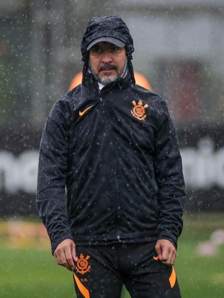 Vítor Pereira comandou treino do Corinthians sob forte chuva - Rodrigo Coca/Agência Corinthians