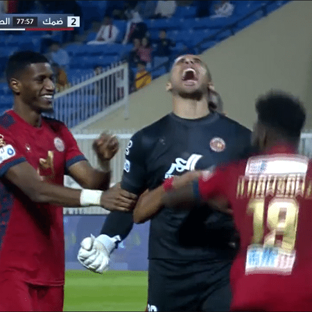 Moustapha Zeghba, goleiro do Damac, comemora gol pelo Campeonato Saudita. - Reprodução/Twitter SPL