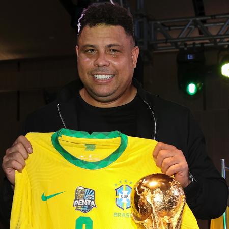 Ronaldo Fenômeno segura camisa da seleção brasileira em evento dos 20 anos do penta, em junho de 2022 - Buda Mendes/Getty Images)