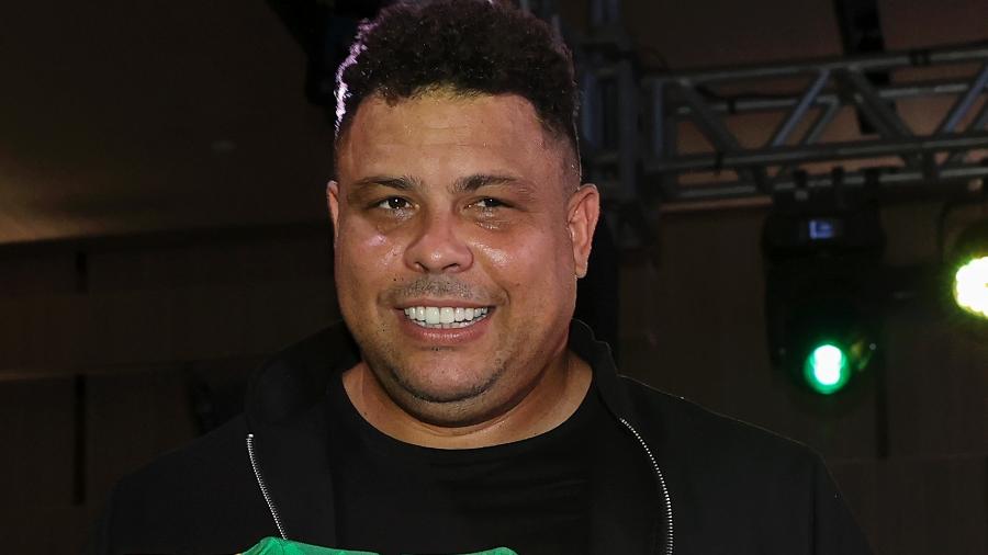 Ronaldo Fenômeno segura camisa da seleção brasileira em evento dos 20 anos do penta, em junho de 2022