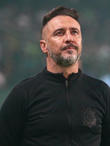 Vítor Pereira, técnico do Corinthians, durante partida contra o Coritiba pelo Brasileirão - Gabriel Machado/AGIF