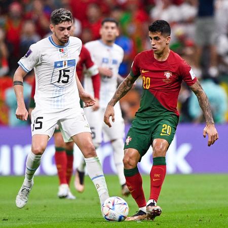 Valverde e João Cancelo disputam lance na partida entre Portugal e Uruguai - Pablo Morano/BSR Agency