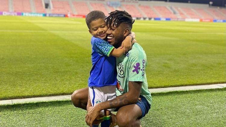 Fred hugs his son after training for the Brazilian team - Reproduction/Instagram - Reproduction/Instagram