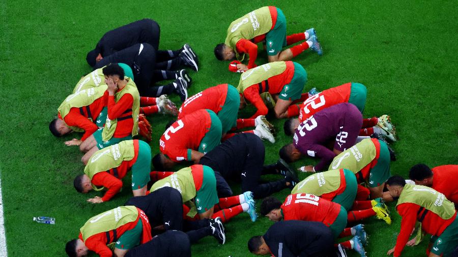 Jogadores de Marrocos colocam cabeça no gramado após vitória - FABRIZIO BENSCH/REUTERS