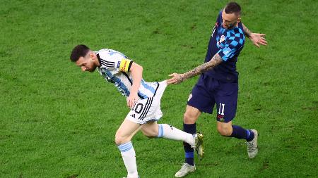 Brozovic puxa Messi pelo calção na partida entre Argentina e Croácia - Hannah Mckay/Reuters - Hannah Mckay/Reuters