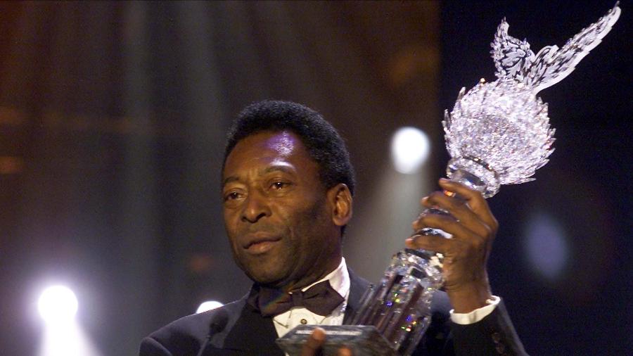 Pelé recebe troféu de esportista do século na categoria futebol, na Ópera Estatal de Viena, em 1999 - Leonhard Foeger/Reuters