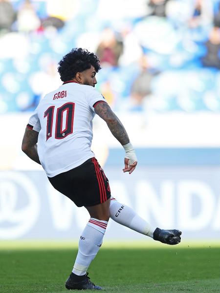 Gabigol cobra pênalti na partida entre Flamengo e Al Ahly - Christopher Lee - FIFA/FIFA via Getty Images