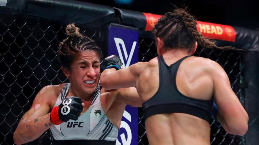 A brasileira Jaqueline Amorim durante a luta contra Sam Hughes no UFC 287 - Carmen Mandato/Getty