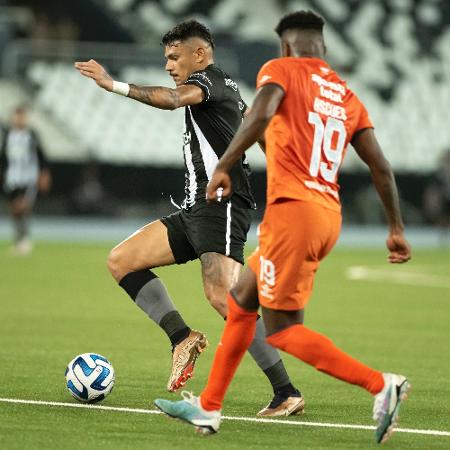 Tiquinho Soares, do Botafogo, durante jogo contra o Cesar Vallejo, pela Sul-Americana - Jorge Rodrigues/AGIF