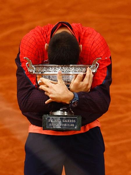 Novak Djokovic abraça o troféu após ganhar o título de Roland Garros 2023 - Reuters
