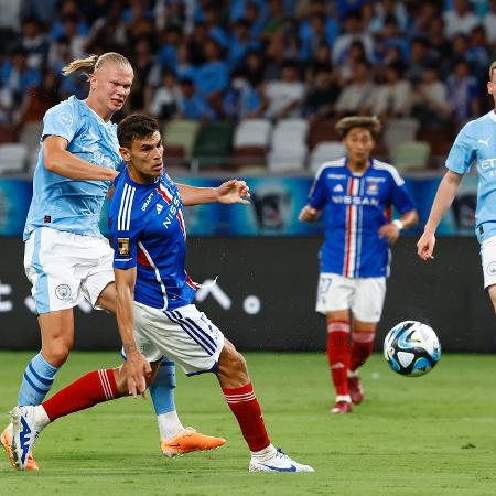 Haaland tenta finalização durante amistoso entre Manchester City e Yokohama Marinos