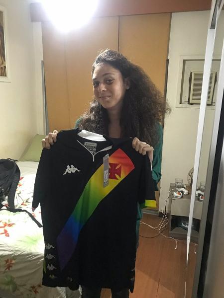 Ator Victor Meyniel mostra camisa LGBTQIAPN+ que recebeu de presente do Vasco após agressões