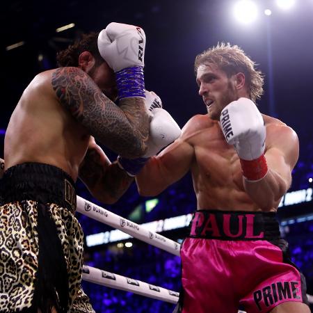 Logan Paul (à direita) em ação contra Dillon Danis durante o Misfits Boxing