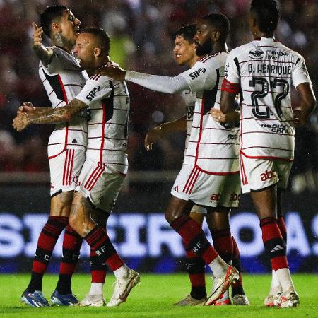 Jogadores do Flamengo comemoram gol contra o América-MG no Campeonato Brasileiro