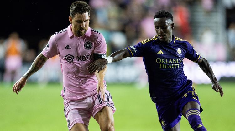 Ivan Angulo disputa com Lionel Messi em partida entre Orlando City e Inter Miami