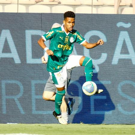 Estêvão, do Palmeiras, em ação contra o Athletico-PR, pelo Brasileirão