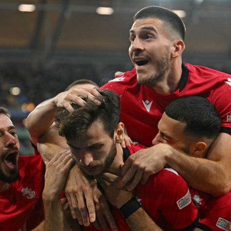 Seleção da Geórgia comemora gol de Kvaratskhelia contra Portugal