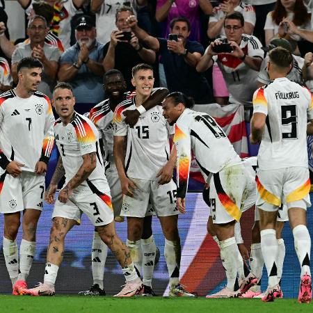 Jogadores da Alemanha celebram gol na vitória sobre a Dinamarca, nas oitavas de final da Euro - Tobias SCHWARZ / AFP