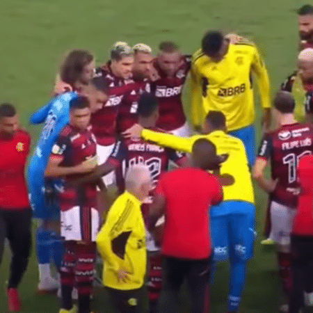 Dorival Jr observando a rodinha de jogadores do Flamengo antes da decisão por pênaltis contra o Corinthians, na final da Copa do Brasil de 2022