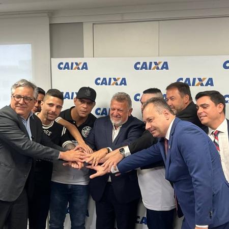 Membros da Gaviões da Fiel, da diretoria do Corinthians, da Caixa e do Governo Federal celebram assinatura de vaquinha para arena