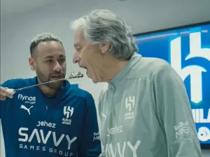 Jorge Jesus ganha bolo especial no Al-Hilal e é servido por Neymar; veja