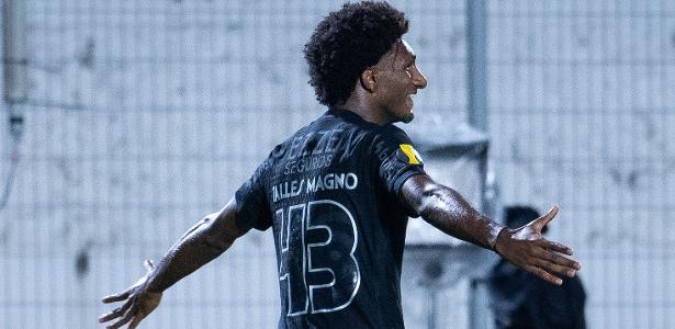 Talles dribla poça, marca golaço e Corinthians vence Ponte em campo alagado