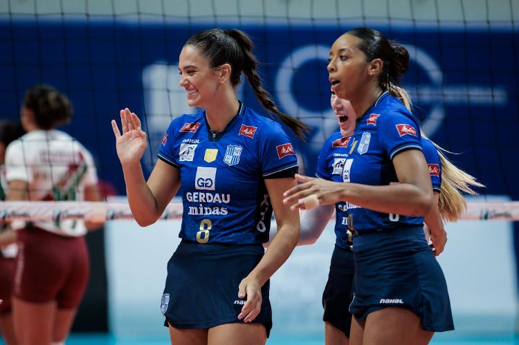 Julia Kudiess, à esquerda, é um dos destaques do Gerdau Minas na Superliga feminina de vôlei Julia Kudiess, à esquerda, é um dos destaques do Gerdau Minas na Superliga feminina de vôlei