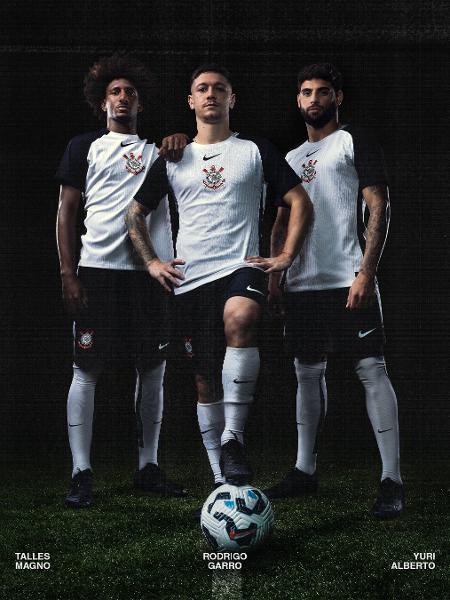 Talles magno, Garro e Yuri Alberto com a nova camisa do Corinthians Talles magno, Garro e Yuri Alberto com a nova camisa do Corinthians