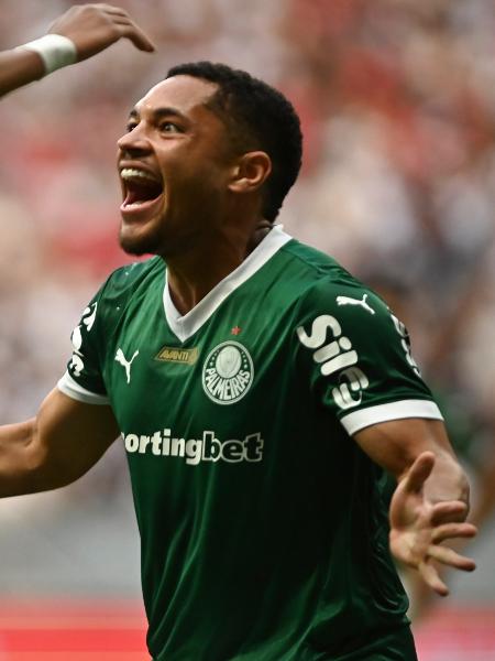 Vitor Roque celebra gol em Vasco x Palmeiras, jogo do Brasileirão Vitor Roque celebra gol em Vasco x Palmeiras, jogo do Brasileirão