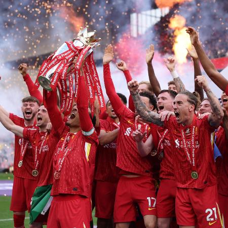 Liverpool levanta taça do Campeonato Inglês Liverpool levanta taça do Campeonato Inglês
