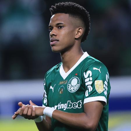 Estêvão em ação durante Palmeiras x Sporting Cristal, duelo da Libertadores