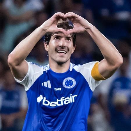 Lucas Silva comemora gol marcado pelo Cruzeiro contra o Bragantino no Brasileirão