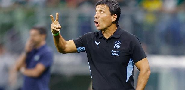 Técnico brasileiro do Sporting Cristal elogia gramado sintético do Allianz