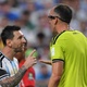 Messi se irrita com juiz durante jogo com a Su&iacute;&ccedil;a: 'Fale direito comigo'