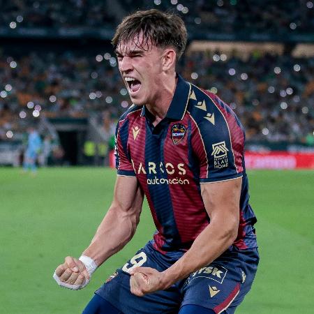 O atacante Carlos Espí em atuação pelo Levante, da Espanha O atacante Carlos Espí em atuação pelo Levante, da Espanha