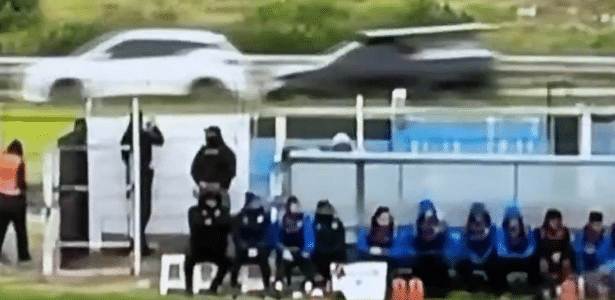 Chutão em jogo no Uruguai causa acidente em estrada; assista ao momento