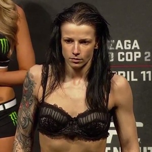 Izabela Badurek chamou muito a atenção ao tentar bater o peso palha. Abatida e muito magra, não conseguiu atingir o limite de 52 kg - Arte/UOL