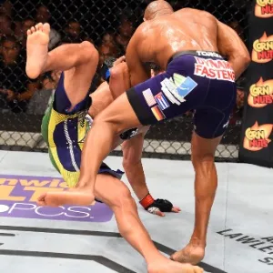 Yoel Romero (dir.) derruba Lyoto Machida, segundos antes de aplicar nocaute técnico que lhe garantiu a vitória em UFC realizado na madrugada deste domingo (28), em Miami, nos Estados - Josh Hedges/Zuffa LLC UFC
