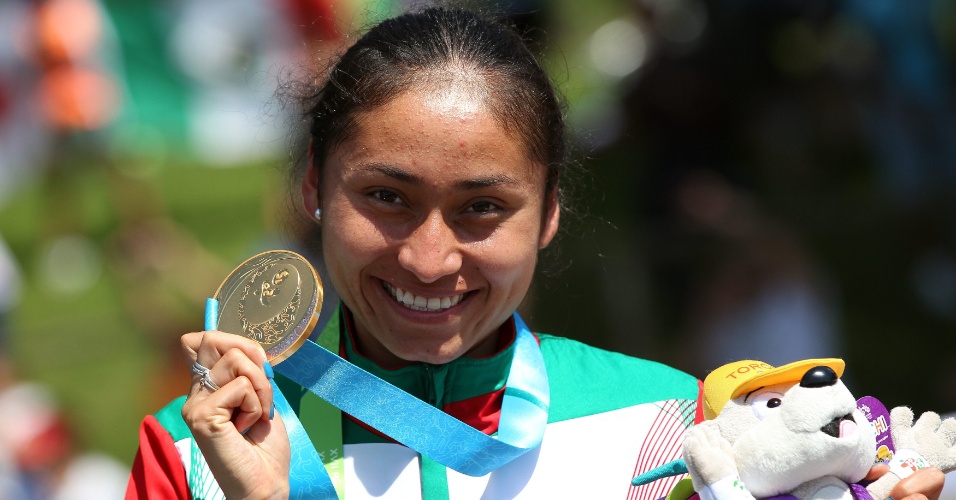 Mexicana Maria Gonzalez exibe a medalha de ouro conquistada na marcha atlética