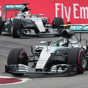 Nico Rosberg lagou na pole, manteve a ponta nas primeiras voltas, mas abandonou antes da volta 11 após problemas nos pedais - AFP PHOTO / ANDREJ ISAKOVIC