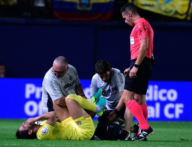 Pato recebe atendimento no gramado após torcer o tornozelo - José Jordan/AFP