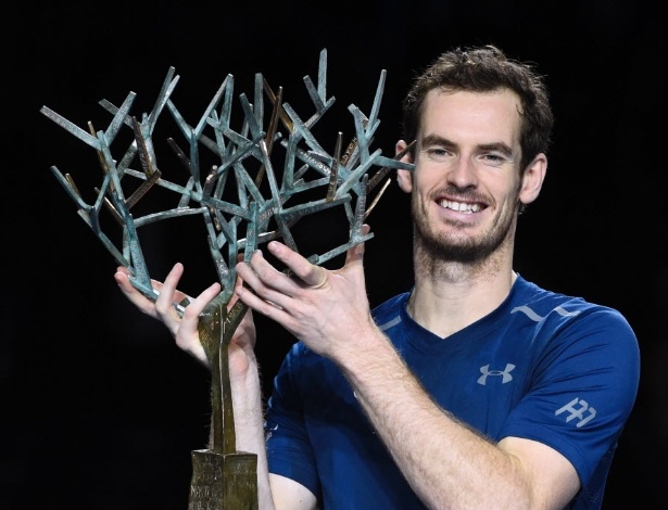 Murray posa com o troféu de campeão do Master 1000 de Paris - AFP PHOTO / MIGUEL MEDINA