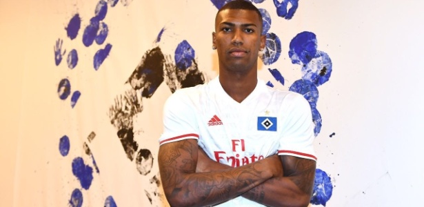 Walace posa com a camisa do Hamburgo e assina contrato com o clube - Divulgação/Hamburgo