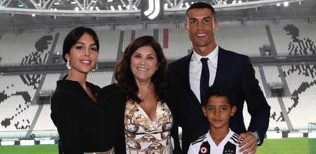 Cristiano Ronaldo com a família em apresentação à Juventus - Reprodução/Instagram