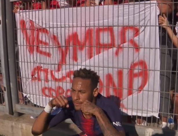 Neymar comemora gol em frente à faixa provocativa - Reprodução