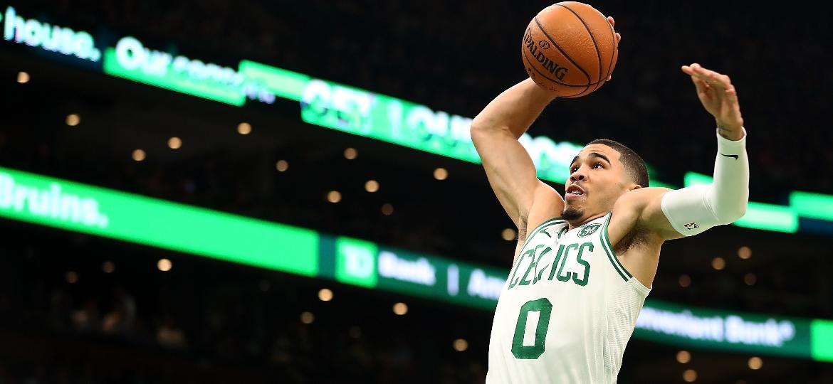 Tatum liderou os Celtics na vitória da última terça-feira sobre os Sixers - Adam Glanzman/AFP