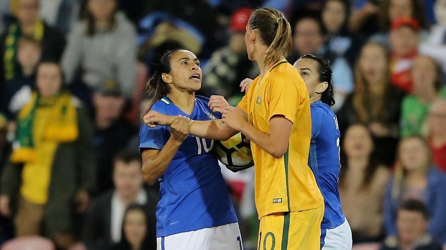 Marta discute com jogadora australiana Emily van Egmond em partida em Newcastle, Austrália - Ashley Feder/Getty Images
