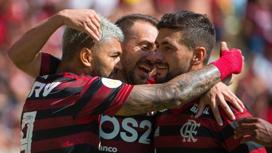 Gabigol (e) é aposta do Flamengo contra o Emelec. Rubro-negro sonha com Everton Ribeiro (c) e Arrascaeta (d) em campo - Reprodução Twitter