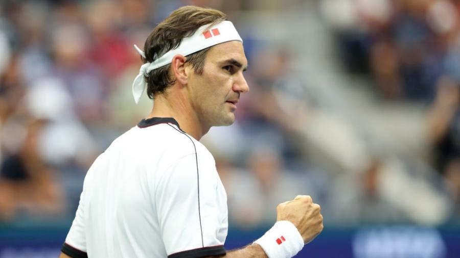 Roger Federer comemora após vencer set contra Damir Dzumhur no US Open - Elsa/Getty Images