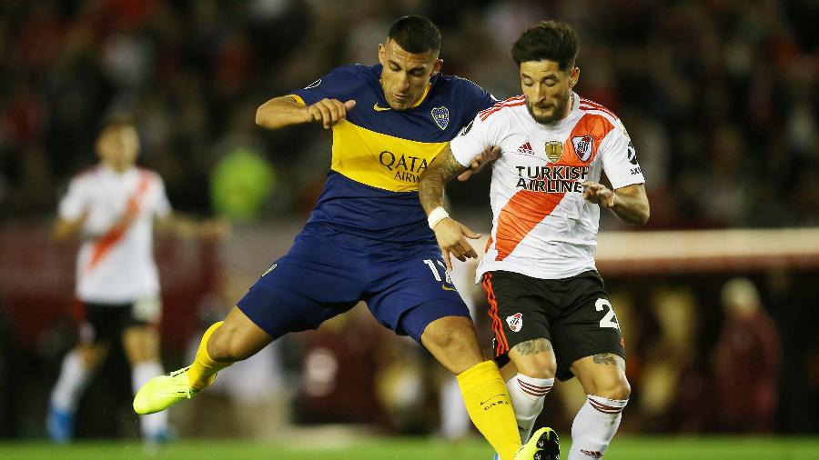 Jogadores disputam bola durante River Plate x Boca Juniors - REUTERS/Agustin Marcarian